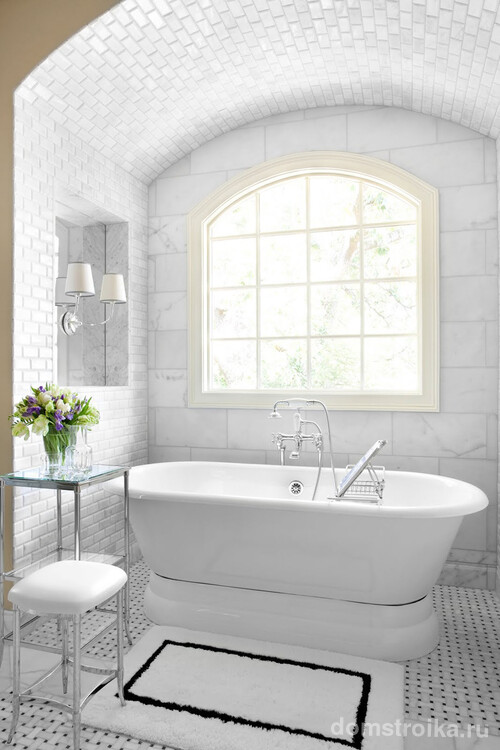 Ванная комната в арке, отделка которой - полированный мрамор