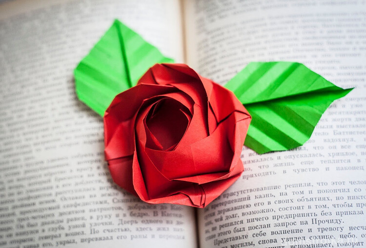 Роза из бумаги, созданная с помощью техники оригами