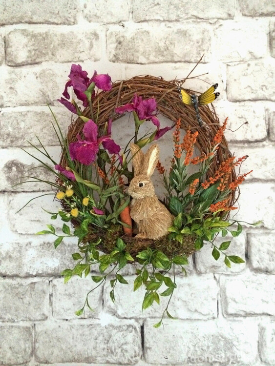 Венок для украшения входной двери с цветами и забавным кроликом. Подойдет для украшения на Пасху или для просто весеннего декора