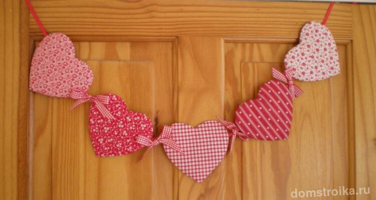 Наивные романтичные украшения-гирлянды из тканевых сердечек - хорошее украшение для двери на день святого Валентина