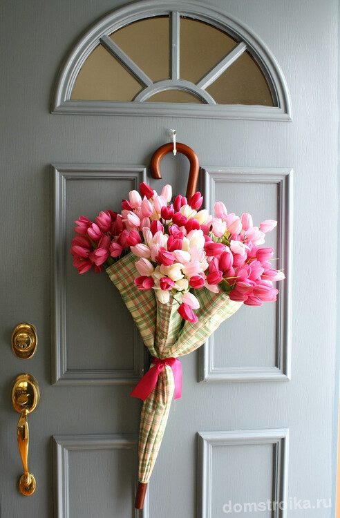 Весенний декор двери искусственными тюльпанами на 8 марта