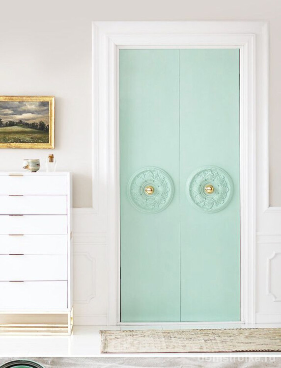 Окрашивание старой простой бюджетной межкомнатной двери в мятный цвет освежит все помещение и сделает его еще светлее. Как это сделать - на фото ниже
