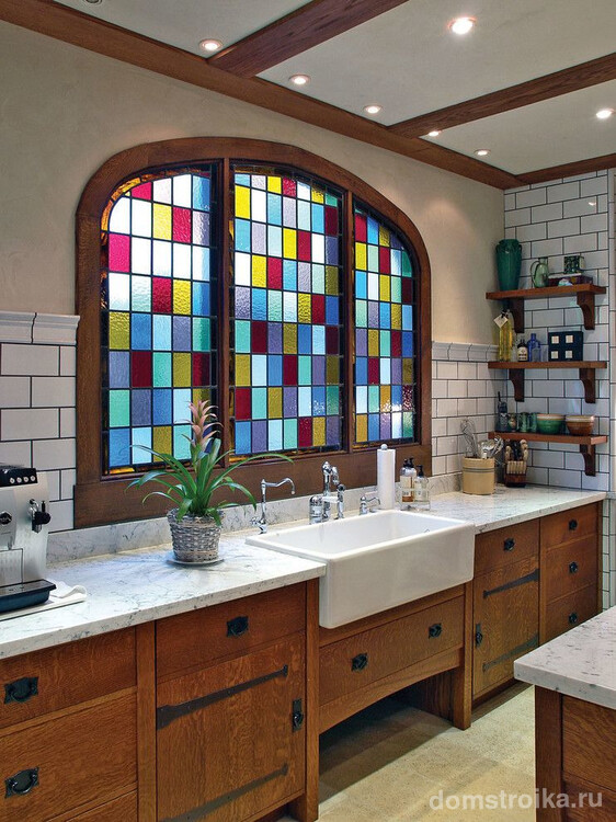 Витражное окно в ванной в виде мозаики