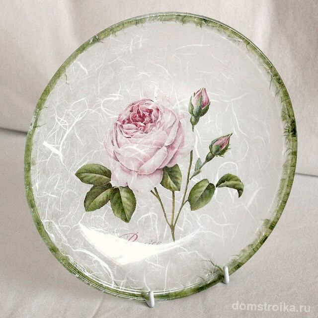 Нежная декоративная тарелка отлично будет смотреться в романтическом интерьере