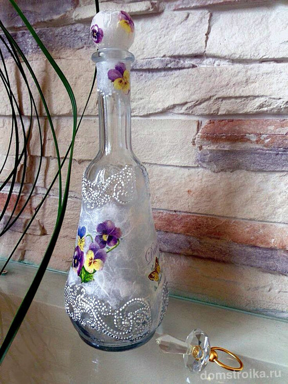 Миловидная декоративная бутылка, выполненная в нежных тонах придаст интерьеру легкости и нежности