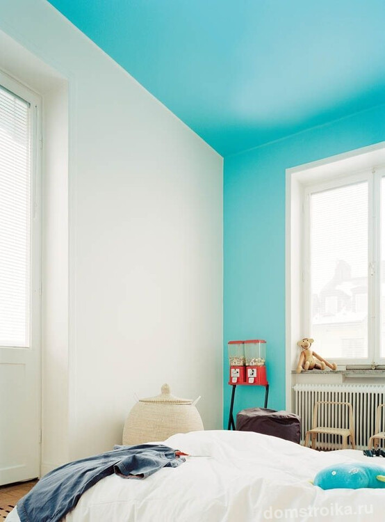 Для окрашивания потолка обычно применяются краски на водоэмульсионной основе