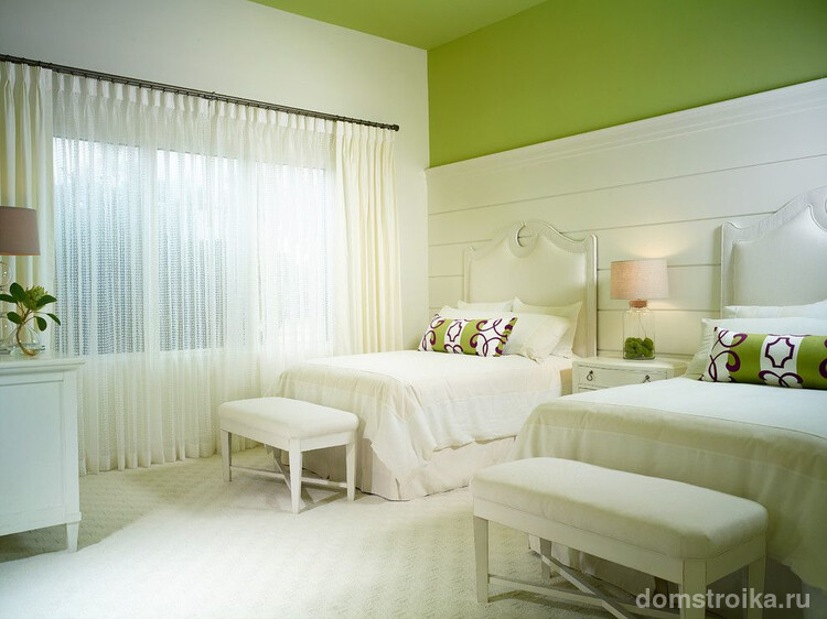 Спальня с потолком, покрашенным зеленой водоэмульсионной краской, выглядит великолепно