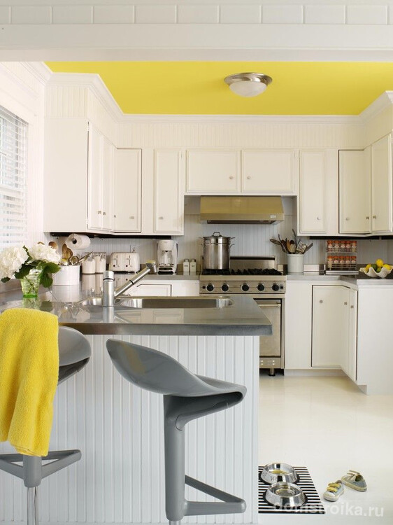 Лимонный потолок - яркая нотка в интерьере кухни