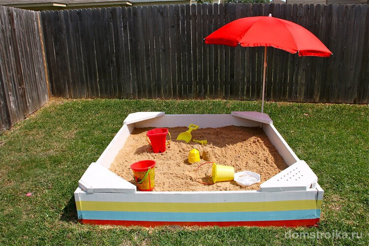 Простая квадратная песочница с  угловыми сиденьями и солнцезащитным зонтом