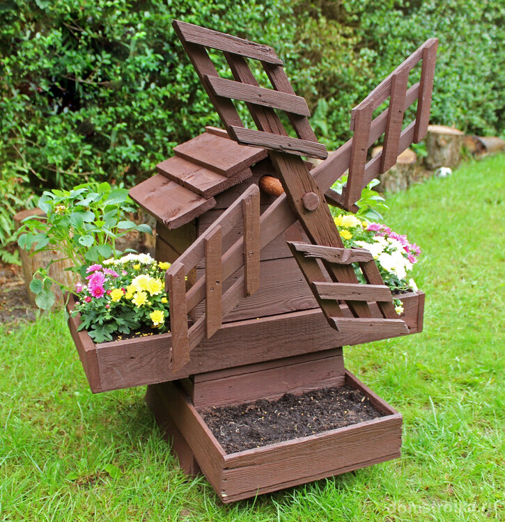 Одно из наиболее популярных у дачников изделий – мельница для сада своими руками сделанная из древесины