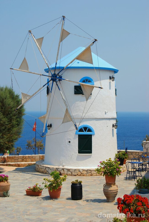 Небольшая мельница в греческом стиле - внутри которой мини-домик