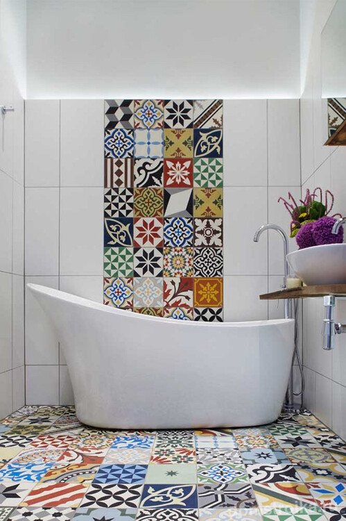 Идея "пэчворк" оригинально смотрится, будучи использованной для такого материала, как керамическая плитка ванной
