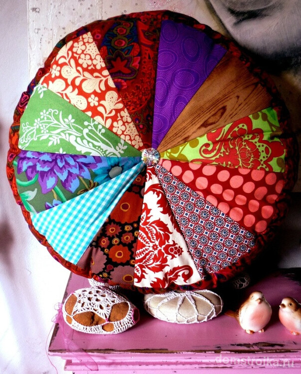 Забавная декоративная круглая подушка, сшитая из треугольных кусочков ткани