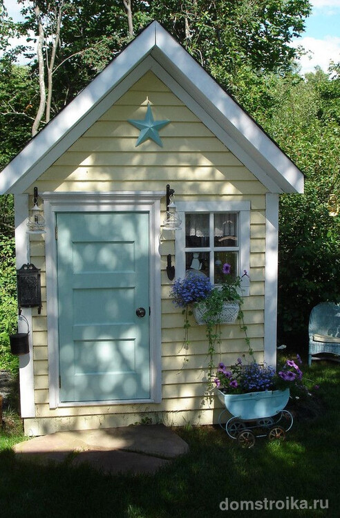 Желто-бежевый домик с голубой дверью