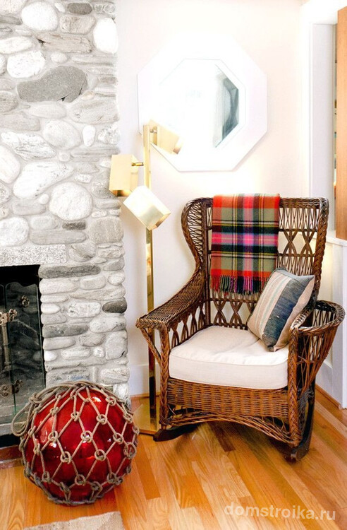 Простое плетенное кресло-качалка добавит много комфорта Вашему дому