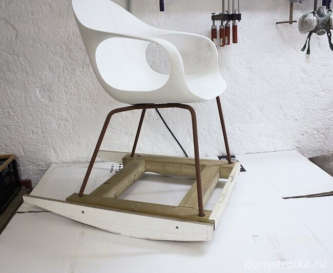 Образец кресла-качалки из обычного стула и самодельных полозьев