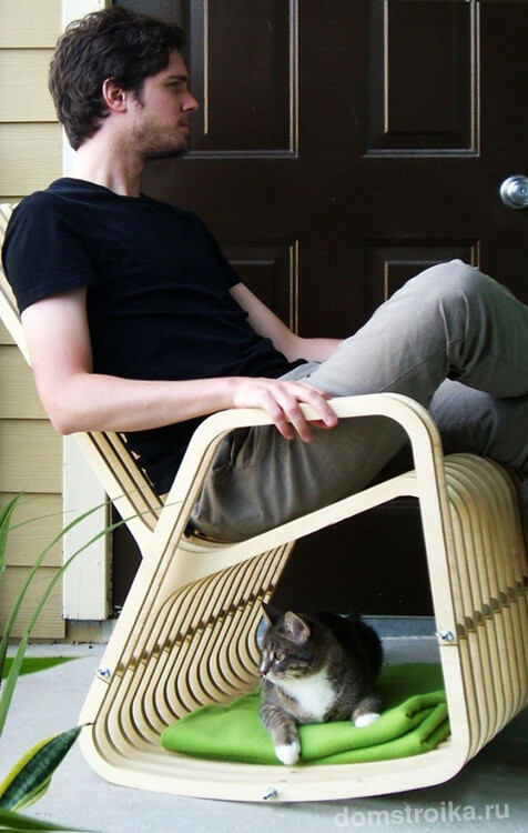 Правильно соединенные простые панели могут превратиться в отличное кресло-качалку, а также уютную лежаночку для кота
