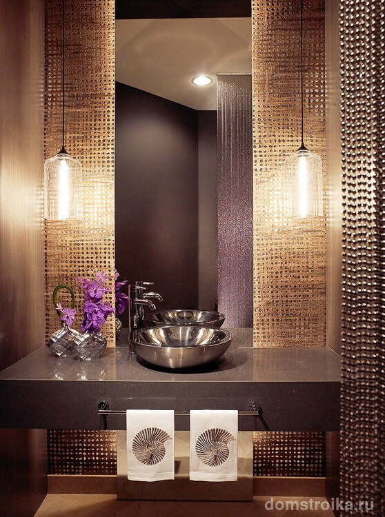 Металлические бусины, перекликаясь с такими же элементами интерьера, отлично смотрятся в современной ванной комнате