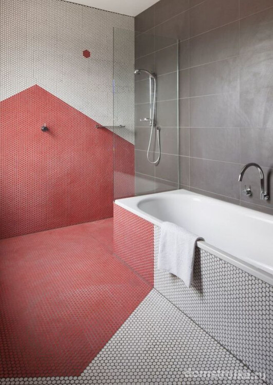 Красная и серая плитка в ванной