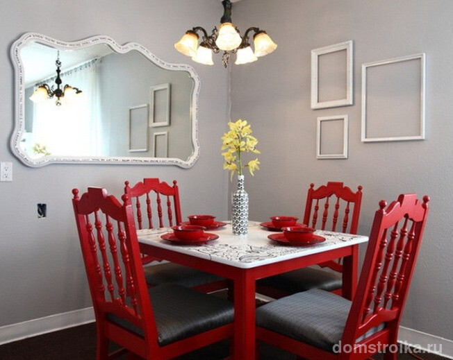 Красная мебель в обрамлении грифельных стен
