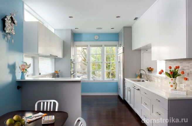 Прекрасное трио - серый + голубой + белый - в оформлении кухни