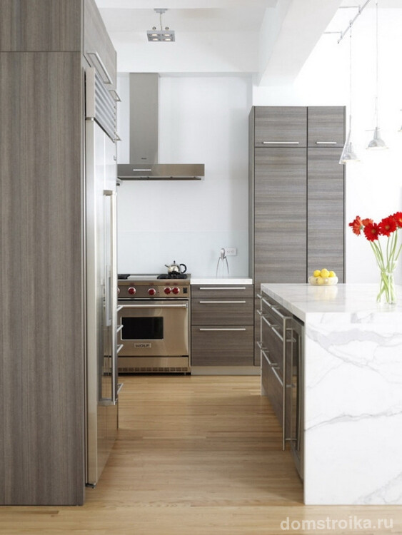 Серый кухонный гарнитур на белом фоне
