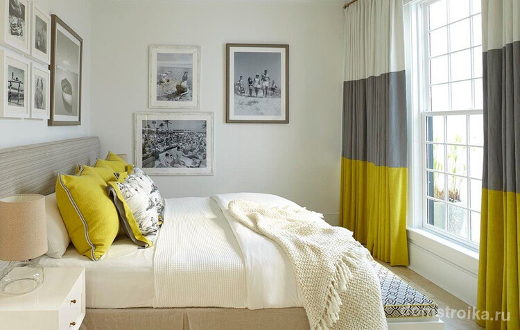 Белый цвет в сочетании с желтым и серым оттенками делают комнату свежее и добавляют ей контрастность