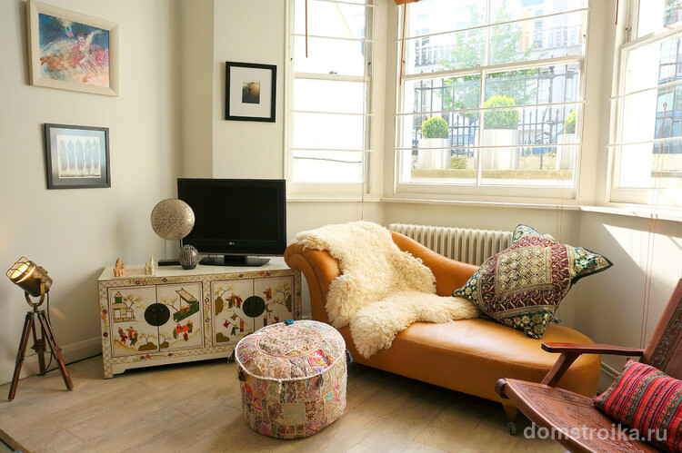 Комфортный диван цвета охра в интерьере гостиной