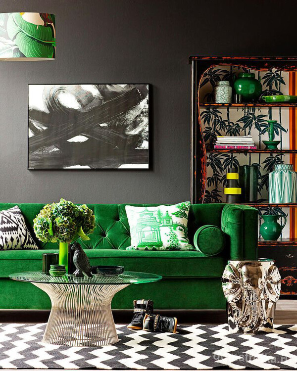 Роскошная мягкая мебель зеленого цвета оживит интерьер гостиной с темной отделкой стен