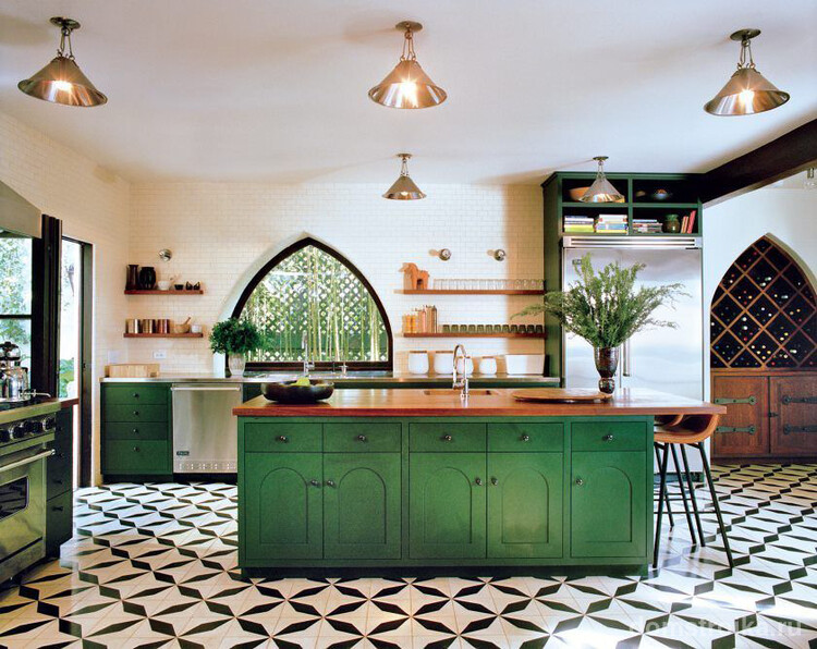 Идеальное сочетание черно-белого с зеленым в кухне восточного стиля