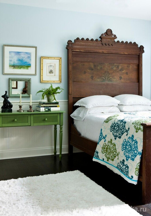 Нейтральный зеленый цвет в спальне несет в себе спокойствие и уровновешенность