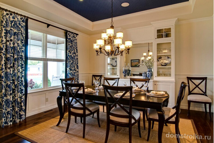 Грамотное сочетание темно-синего в интерьере: потолок, шторы и декоративная посуда