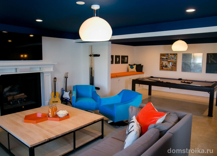 Темный потолок в интерьере: насыщенный синий потолок гармонично сочетается с мебелью в тон и контрастирует с белыми стенами