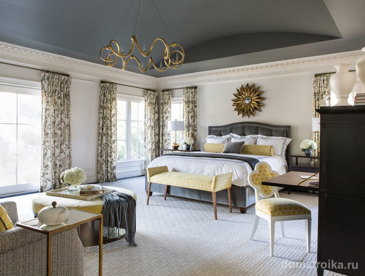 Классическая спальня в серых тонах: темный потолок, желтая обшивка мебели, серые шторы и белая мебель