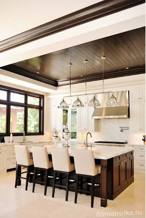 Комбинация деревянного потолка и белых вставок на кухне