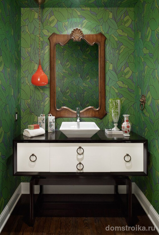 Зеленые обои в интерьере современной ванной комнаты: сочетание изумрудного зеленого с натуральной древесиной