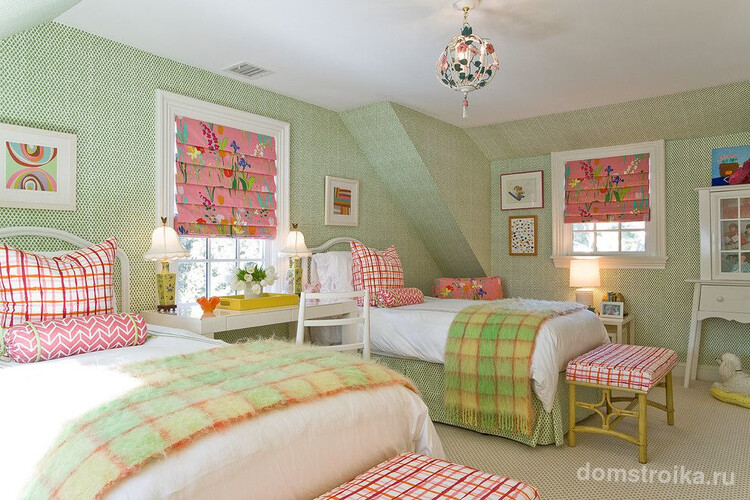 Спокойный свежий интерьер детской комнаты для двух девочек. Основной цвет спальни – зеленый. Белый и розовый – дополнительные цвета