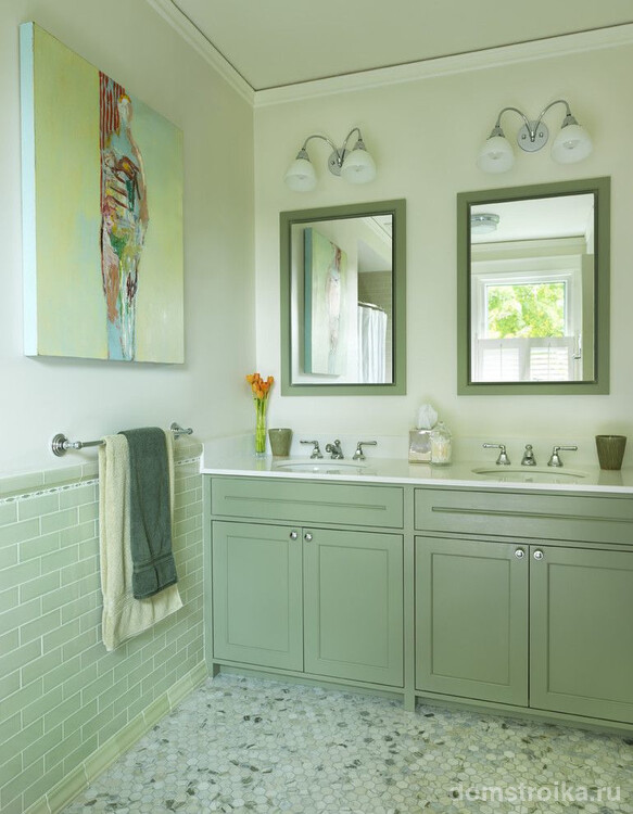 Ванная комната, оформленная разными оттенками мятного цвета. Абстрактная картина на стене с мягким желтым фоном добавляет интерьеру теплоты