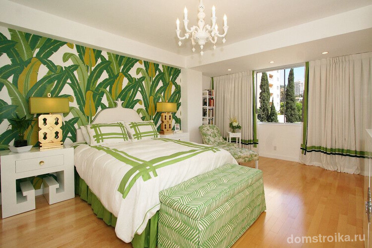 Изображение тропических листьев на центральной стене спальни в трех оттенках зеленого цвета