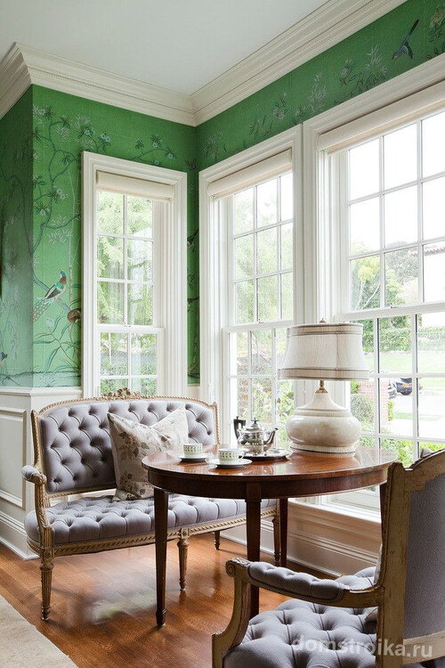 Традиционная американская столовая: узкие высокие окна с римскими шторами, элегантные диваны, лакированный деревянный стол и зеленые обои с рисунком