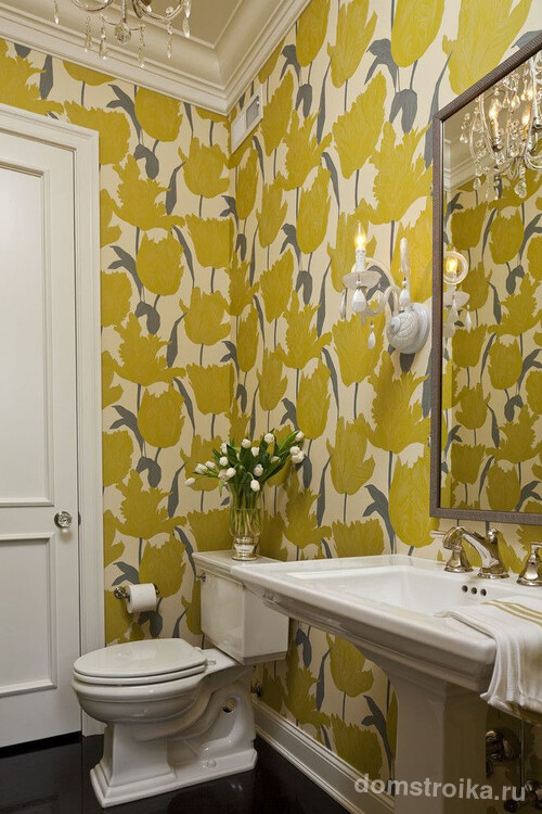 Подложка бежевого цвета и цветочный принт теплого зеленого цвета – спокойный интерьер ванной комнаты