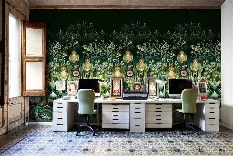 Сказочные мотивы на черно-зеленых фотообоях домашнего офиса. Состаренные окна и керамическая плитка на полу передают аутентичность стиля