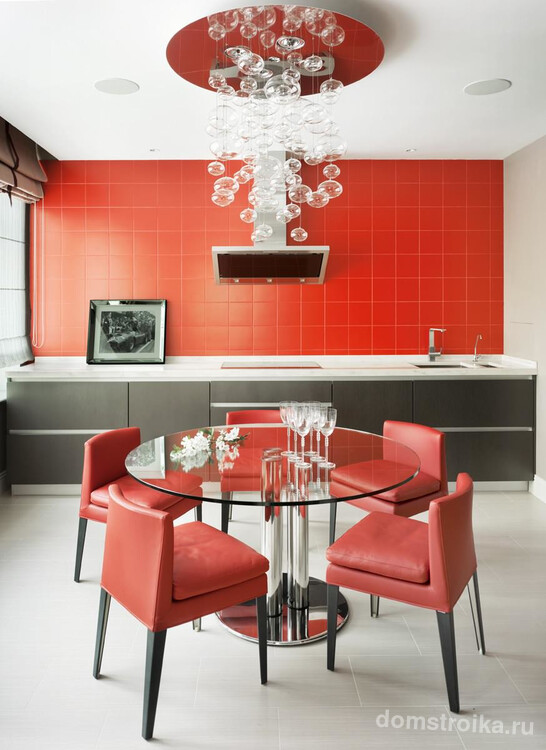 Алая плитка и стулья с кожаной обивкой терракотового цвета в интерьере кухни