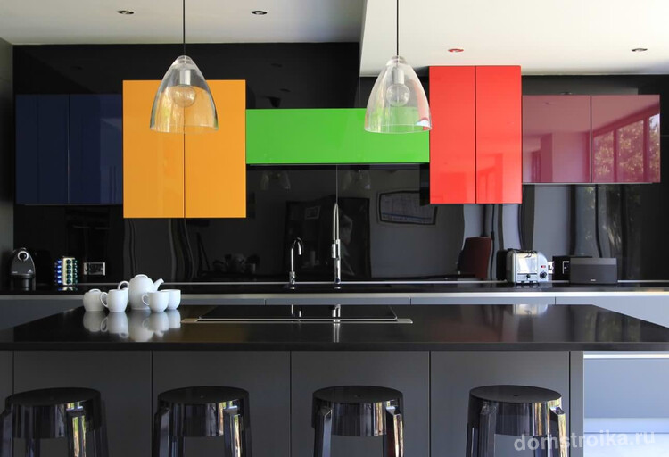 Color blocking в кухне с глянцевыми фасадами