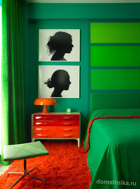 Смелый красно-зеленый интерьер спальни