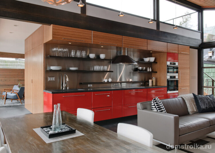 Красивая кухня с красными тумбами в современном стиле