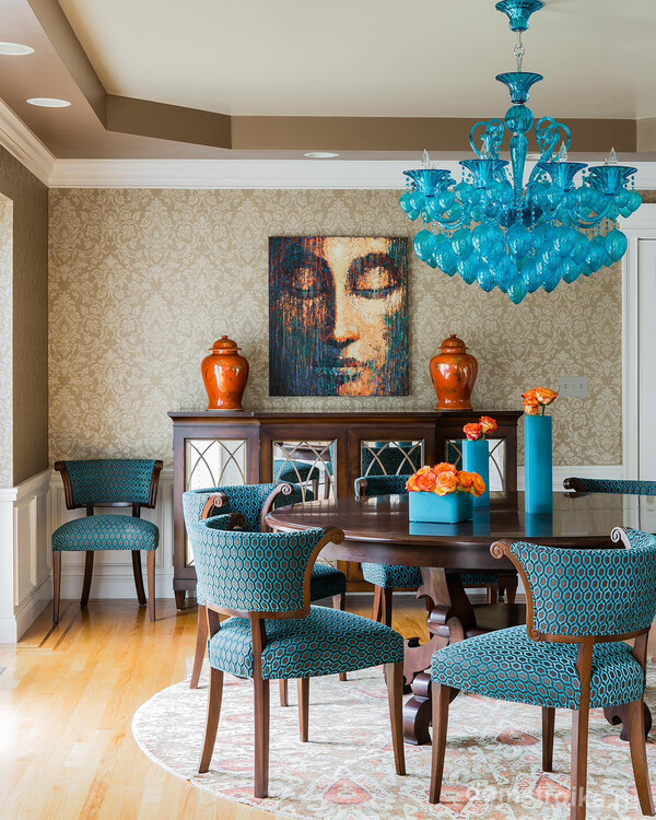 Прекрасное сочетание бирюзового и терракотового цветов в интерьере гостиной