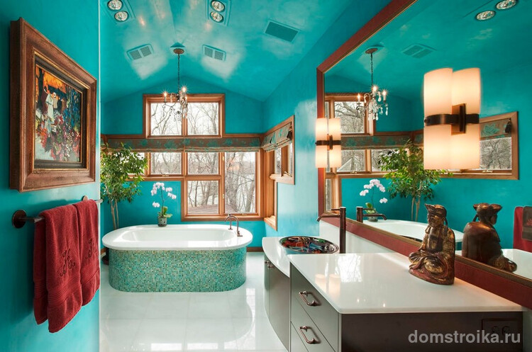 Просторная ванная комната с бирюзовыми стенами и потолком