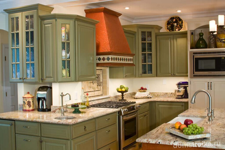 Вытяжка цвета глины на классической зеленой кухне