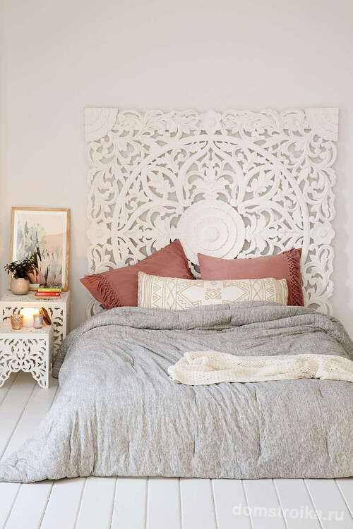 Подушки цвета сиена в интерьере спальни